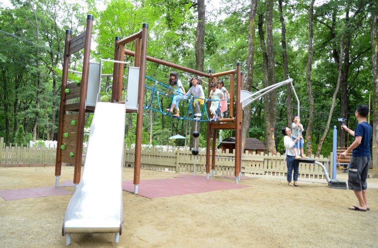 クリスタルハンター、YAJIROBEのほかに、遊具で遊べる公園 “KIDS PLAY　GARDEN”(無料)も利用できます。