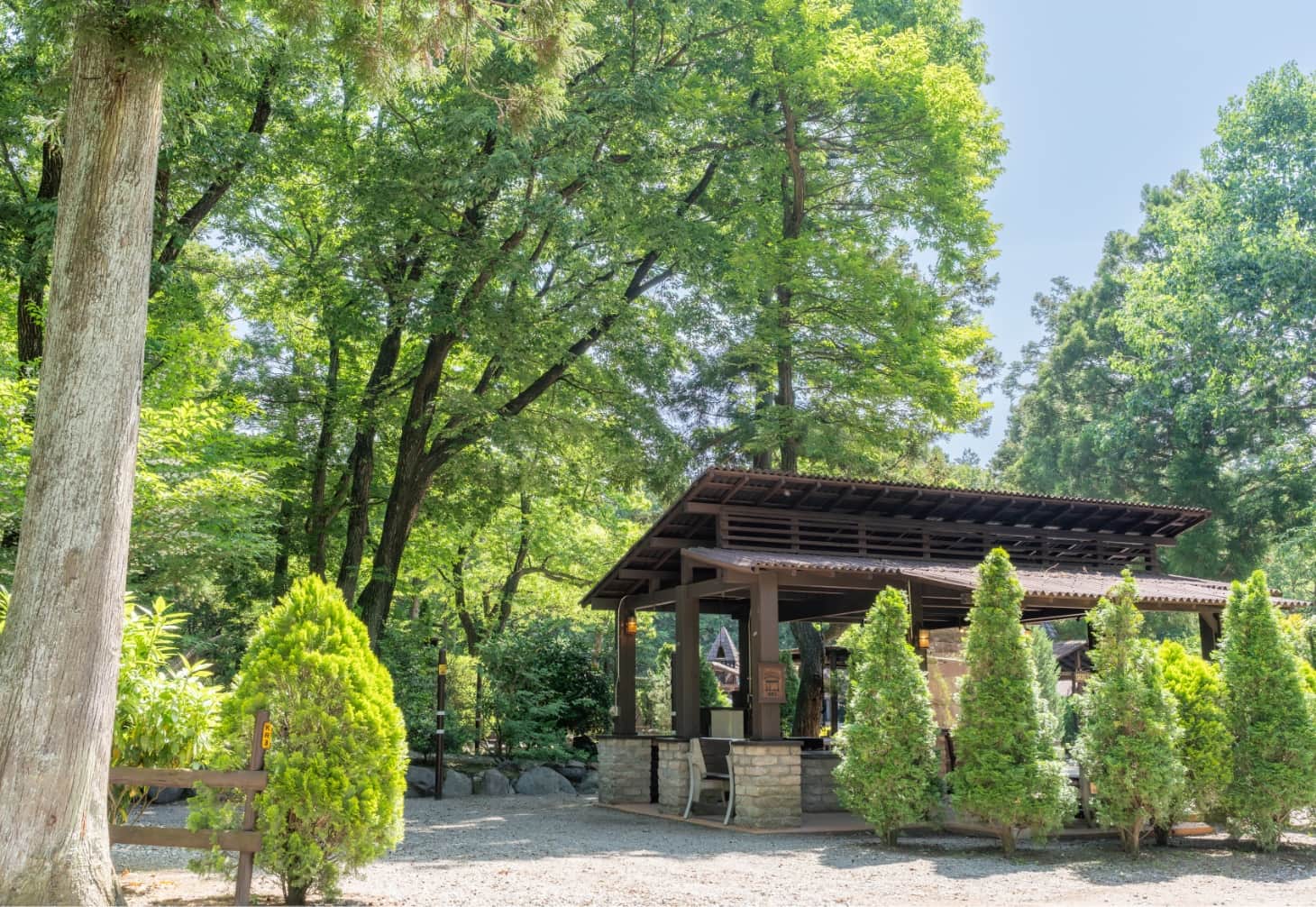 泊まる