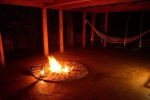 夕食後は焚火の明かりだけで過ごすのもおすすめ