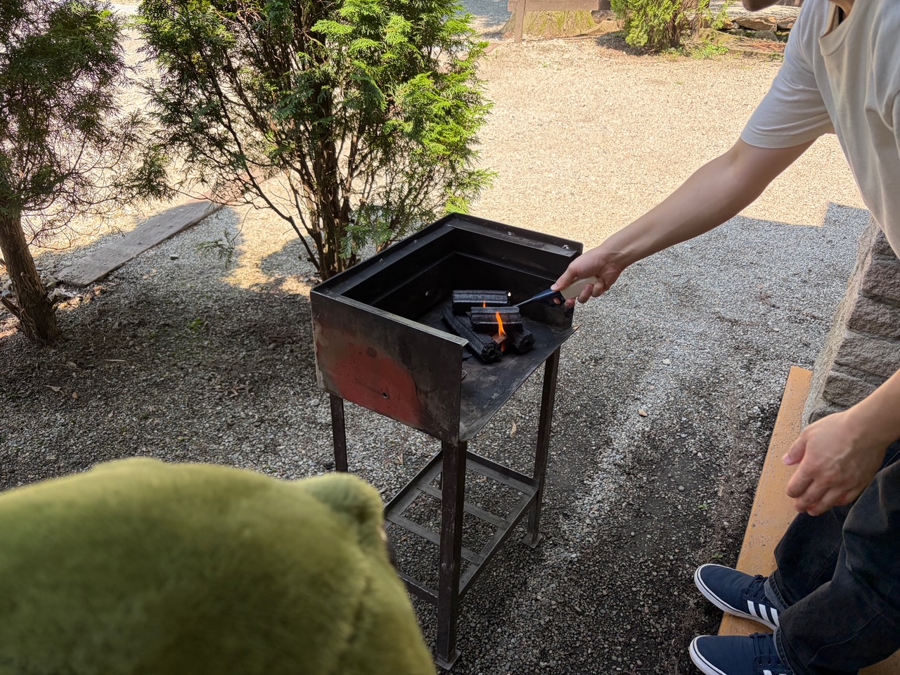 みんなで炭起こし！